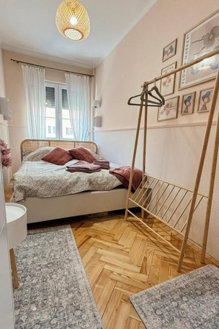Apartment Middle Of The 2 Pecs